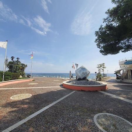 Appartamento In Centro A 30M Dal Mare Spotorno Kültér fotó