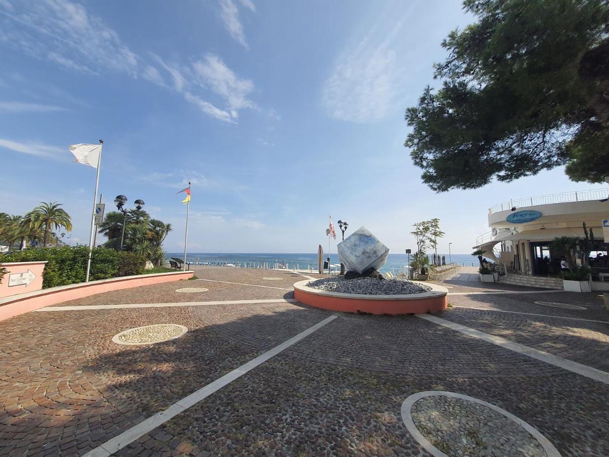 Appartamento In Centro A 30M Dal Mare Spotorno Kültér fotó